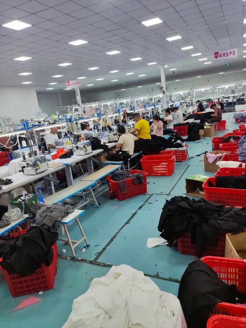 仙桃泓萬服飾 自產(chǎn)自銷工廠優(yōu)勢，爆款棉衣返單熱銷