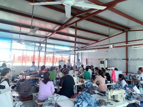 陽光人壽淮安中支走進服裝廠，開展“一盔一帶”安全教育，守護零售從業(yè)者出行安全